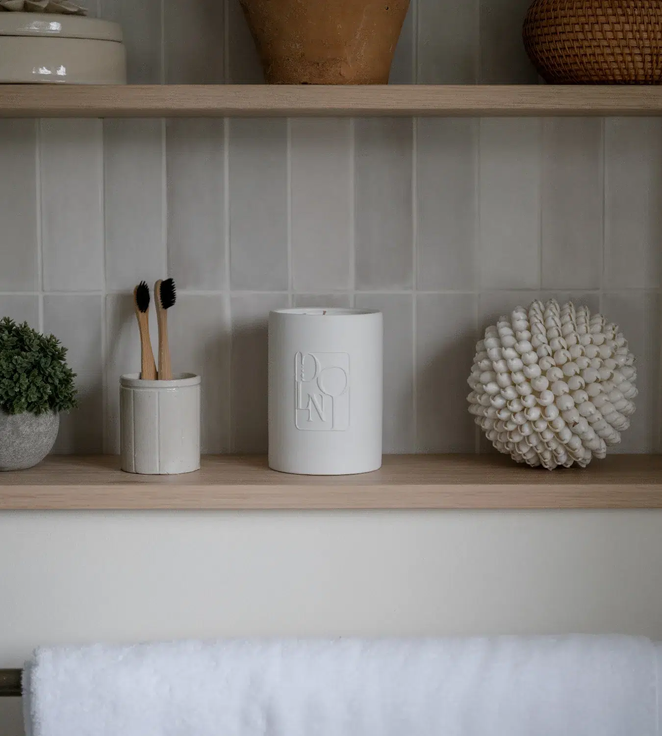 Amber & Patchouli baltos keramikos žvakė - Image 5