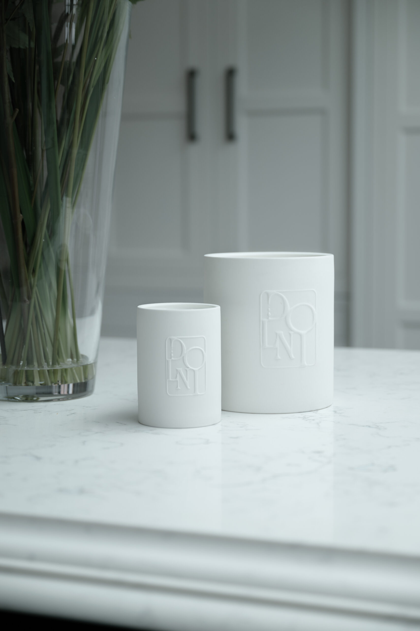 Amber & Patchouli baltos keramikos žvakė - Image 2